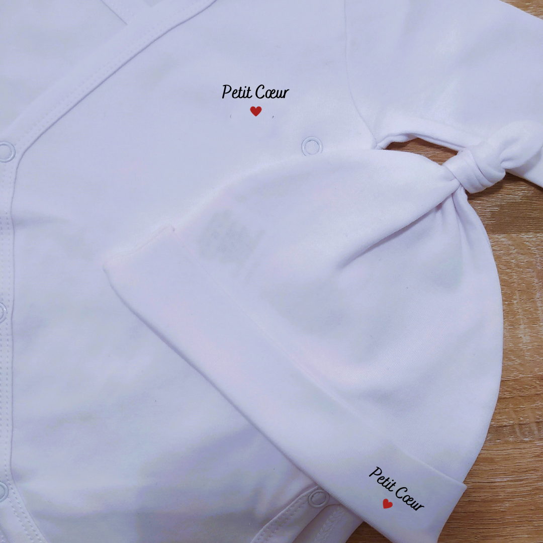 Personnalisation " petit cœur" sur le body et le bonnet de naissance