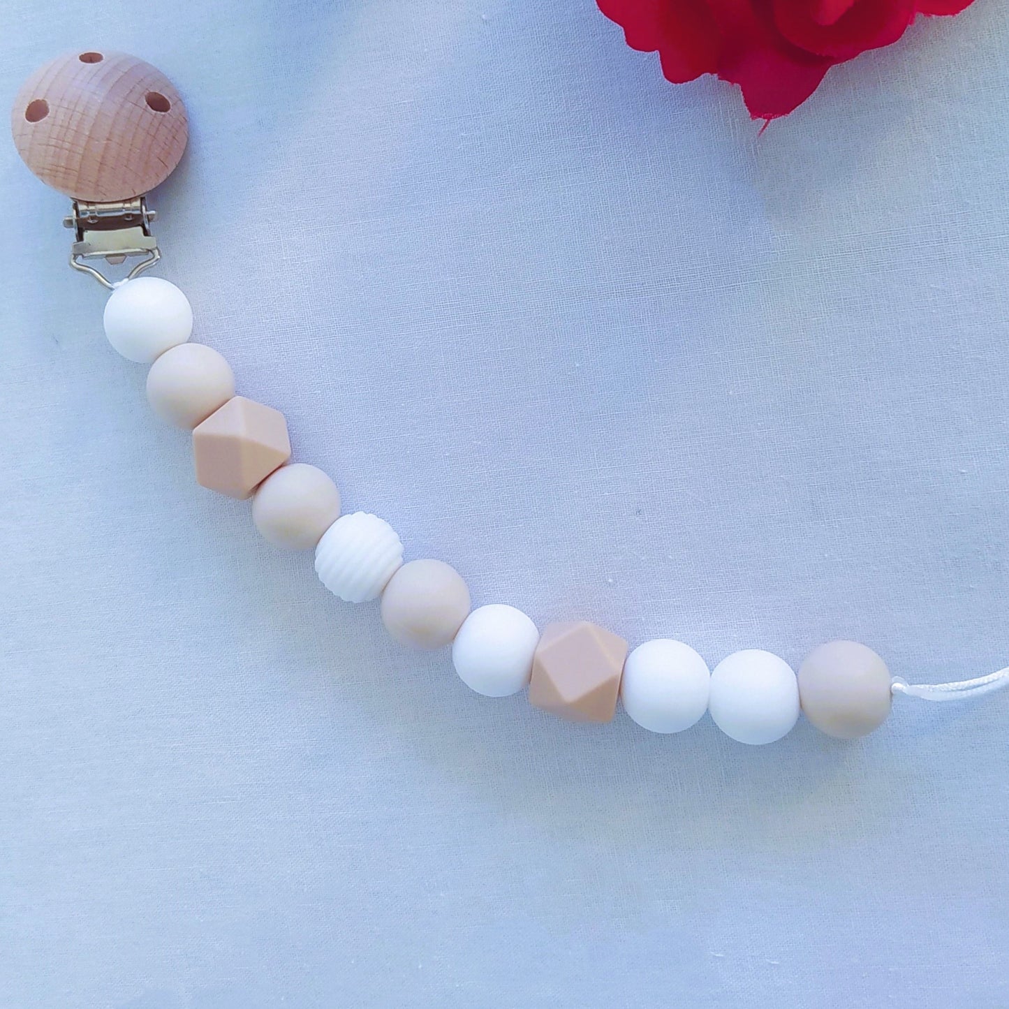 attache tétine silicone beige et blanche