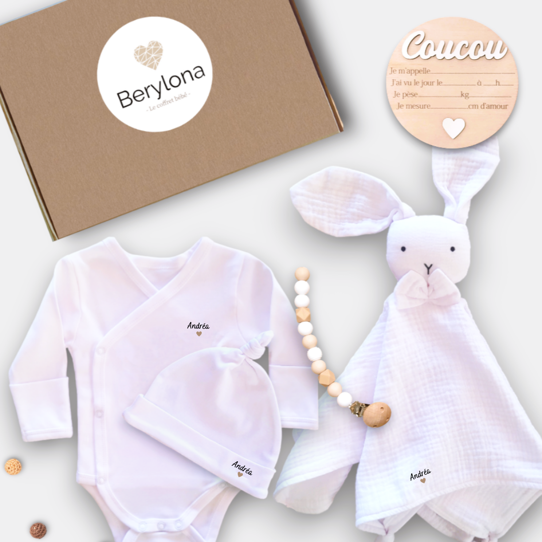Coffret de naissance personnalisable coton bilogique, blanc; body, bonnet, doudou, attache tétine, médaillon en bois